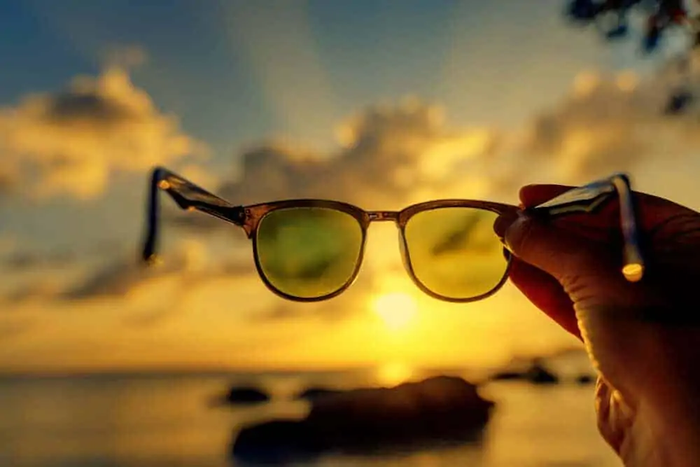 How do polarized sunglasses help fishing